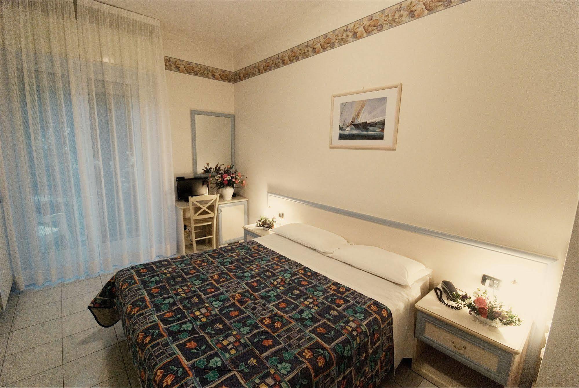 地中海住宅酒店 迪亚诺马里纳 外观 照片
